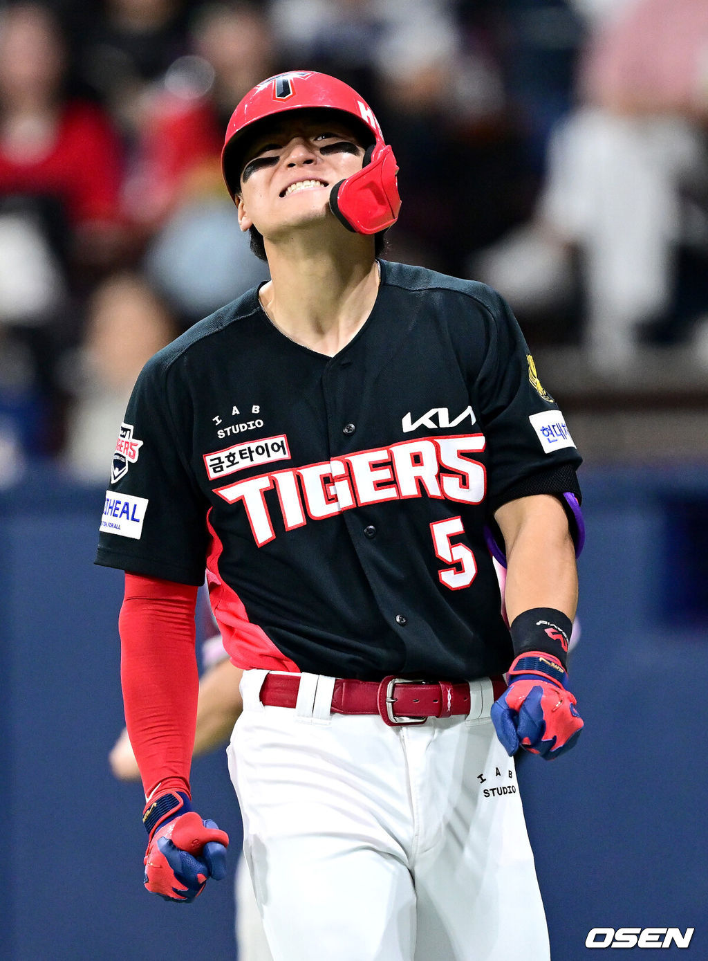 22일 서울 고척스카이돔에서 ‘2026 신한 SOL Bank KBO리그’ 키움 히어로즈와 KIA 타이거즈의 경기가 열렸다.홈팀 키움은 안우진, 방문팀 KIA는 애덤 올러를 선발로 내세웠다.4회초 2사 주자없는 상황 KIA 김도영이 키움 선발 안우진의 공에 몸을 맞은 뒤 고통을 참고 있다. 2026.08.22 / dreamer@osen.co.kr