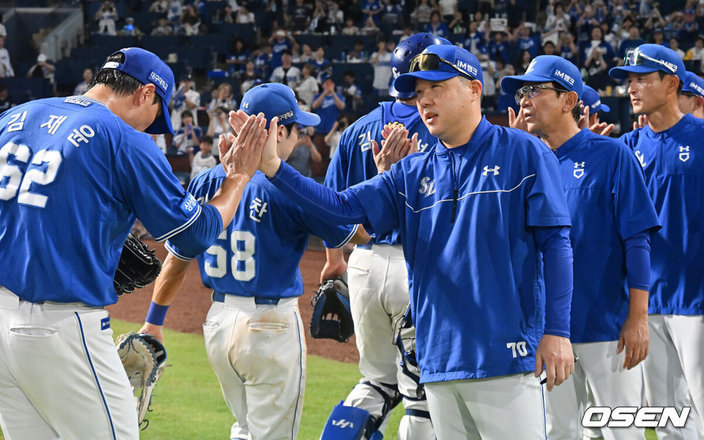22일 창원NC파크에서 2026 신한 SOL KBO 리그 NC 다이노스와 삼성 라이온즈의 경기가 열렸다. 홈팀 NC는 원종해가, 방문팀 삼성은 이승현이 선발 출전했다. 삼성 라이온즈 박진만 감독이 NC 다이노스에 8-6으로 승리한 후 김지찬과 기쁨을 나누고 있다. 2026.08.22 / foto0307@osen.co.kr