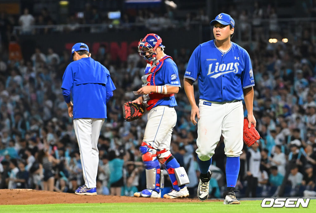 22일 창원NC파크에서 2026 신한 SOL KBO 리그 NC 다이노스와 삼성 라이온즈의 경기가 열렸다. 홈팀 NC는 원종해가, 방문팀 삼성은 이승현이 선발 출전했다. 삼성 라이온즈 이승현이 3회말 교체되고 있다. 2026.08.22 / foto0307@osen.co.kr
