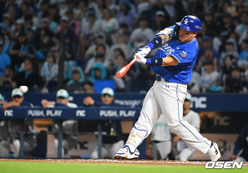 22일 창원NC파크에서 2026 신한 SOL KBO 리그 NC 다이노스와 삼성 라이온즈의 경기가 열렸다. 홈팀 NC는 원종해가, 방문팀 삼성은 이승현이 선발 출전했다. 삼성 라이온즈 최형우가 4회초 2사 1,3루 좌중간 1타점 안타를 치고 있다. 2026.08.22 / foto0307@osen.co.kr