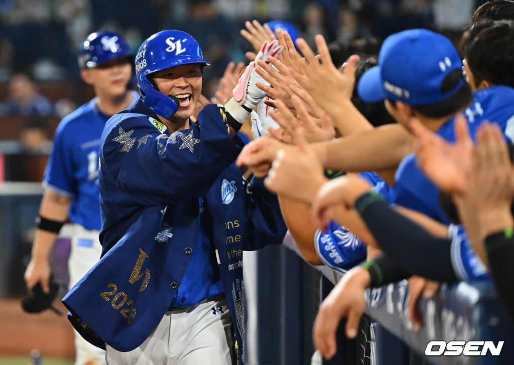 22일 창원NC파크에서 2026 신한 SOL KBO 리그 NC 다이노스와 삼성 라이온즈의 경기가 열렸다. 홈팀 NC는 원종해가, 방문팀 삼성은 이승현이 선발 출전했다. 삼성 라이온즈 김태훈이 4회초 무사 1루 우월 역전 2점 홈런을 치고 하이파이브를 하고 있다. 2026.08.22 / foto0307@osen.co.kr