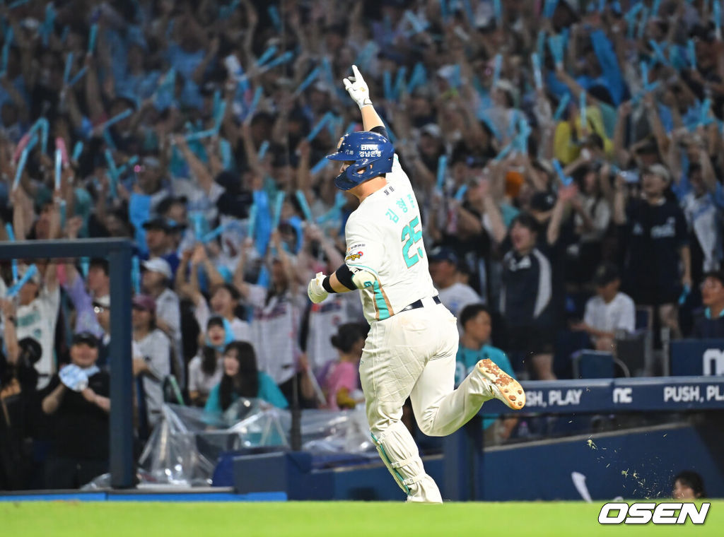 22일 창원NC파크에서 2026 신한 SOL KBO 리그 NC 다이노스와 삼성 라이온즈의 경기가 열렸다. 홈팀 NC는 원종해가, 방문팀 삼성은 이승현이 선발 출전했다. NC 다이노스 김형준이 4회말 1사 2,3루 좌월 역전 3점 홈런을 치고 세리머니를 하고 있다. 2026.08.22 / foto0307@osen.co.kr