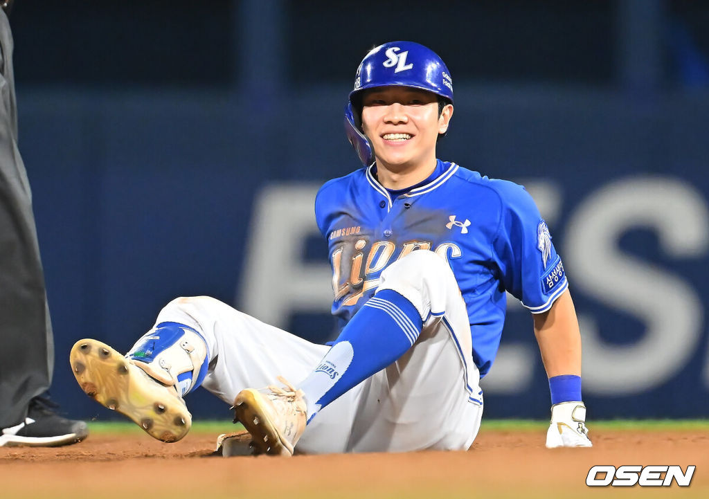 22일 창원NC파크에서 2026 신한 SOL KBO 리그 NC 다이노스와 삼성 라이온즈의 경기가 열렸다. 홈팀 NC는 원종해가, 방문팀 삼성은 이승현이 선발 출전했다. 삼성 라이온즈 김지찬이 9회초 2사 2루 우익수 앞 1타점 안타를 치고 2루를 노렸으나 오버런 하며 아웃된 후 아쉬워하고 있다. 2026.08.22 / foto0307@osen.co.kr