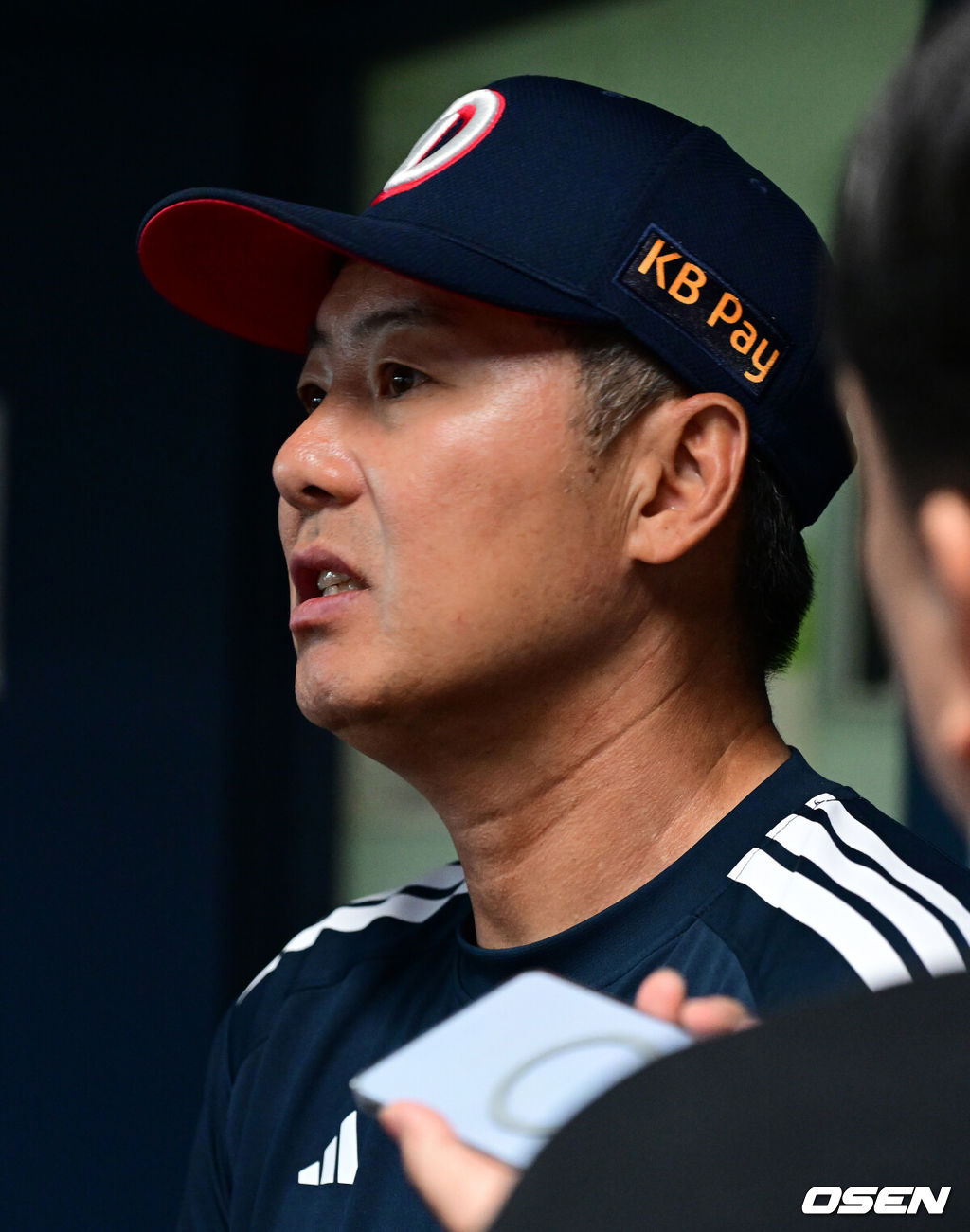 22일 오후 7시 거행될 예정이었던 2026 신한 SOL KBO리그 두산 베어스와 롯데 자이언츠의 시즌 14번째 맞대결이 우천 취소됐다. 취소된 경기는 추후 편성된다. 두산 김원형 감독이 취재진과 이야기를 나누고 있다. 2026.08.22 / jpnews@osen.co.kr