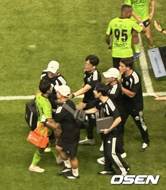 [사진] 김현석 감독과 이승우의 신경전 / 서정환 기자 