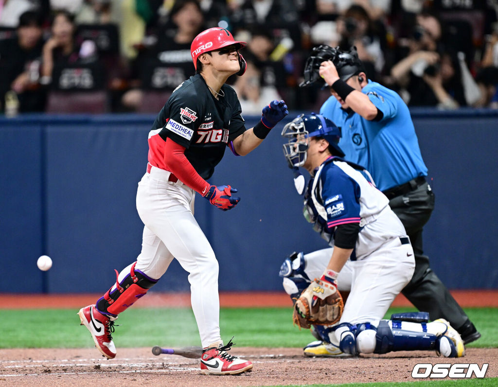 22일 서울 고척스카이돔에서 ‘2026 신한 SOL Bank KBO리그’ 키움 히어로즈와 KIA 타이거즈의 경기가 열렸다.홈팀 키움은 안우진, 방문팀 KIA는 애덤 올러를 선발로 내세웠다.4회초 2사 주자없는 상황 KIA 김도영이 키움 선발 안우진의 공에 몸을 맞고 고통스러워하고 있다. 2026.08.22 / dreamer@osen.co.kr
