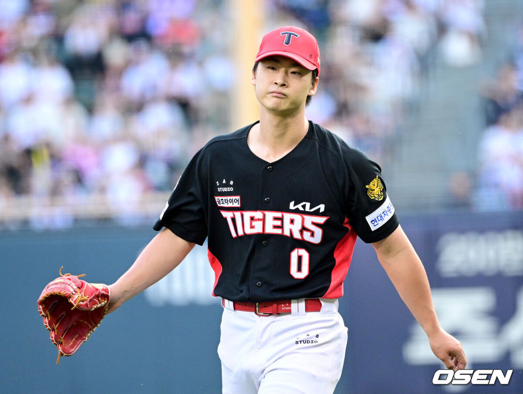 25일 서울 잠실야구장에서 ‘2026 신한 SOL Bank KBO리그’ 두산 베어스와 KIA 타이거즈의 경기가 열렸다.홈팀 두산은 잭 로그, 방문팀 KIA는 시라카와 케이쇼를 선발로 내세웠다.6회말 1사 1, 2루 상황 마운드에 오른 KIA 곽도규가 실점없이 이닝을 마무리지은 뒤 더그아웃으로 향하고 있다. 2026.06.27 / dreamer@osen.co.kr