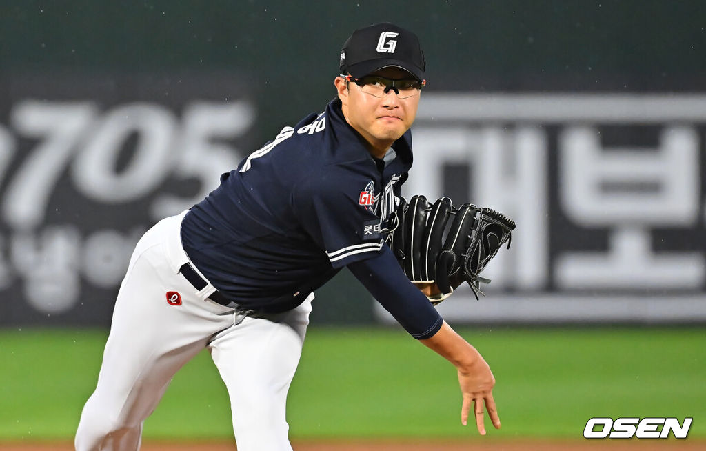 15일 부산 사직야구장에서 2026 신한 SOL KBO 리그 롯데 자이언츠와 NC 다이노스의 경기가 열렸다. 홈팀 롯데는 박세웅이, 방문팀 NC는 원종해가 선발 출전했다.롯데 자이언츠 선발 투수 박세웅이 역투하고 있다. 2026.08.15 / foto0307@osen.co.kr