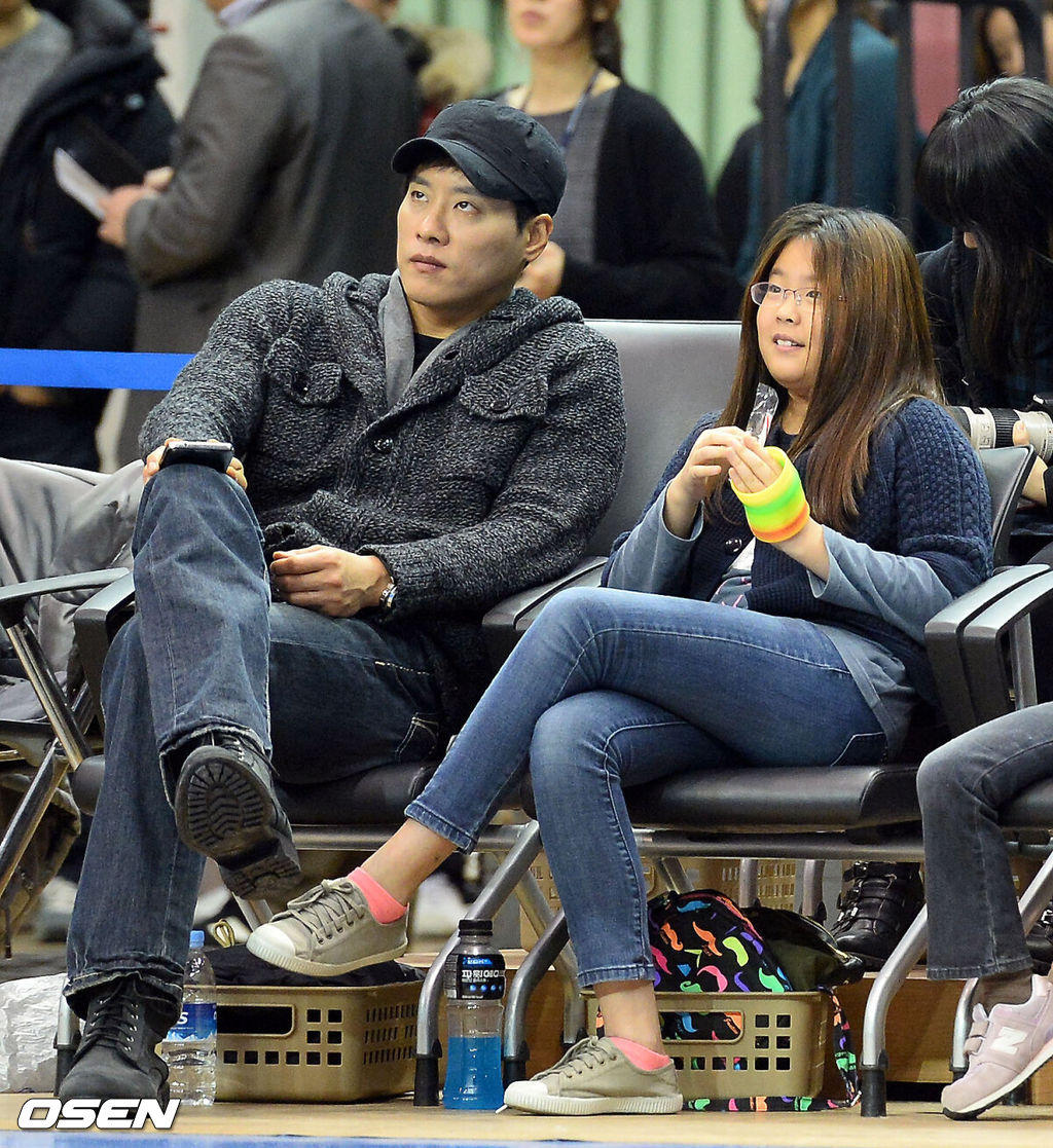 22일 서울 잠실동 잠실실내체육관에서 'KB국민카드 2013-2014 프로농구 올스타전'이 열렸다.우지원이 딸과함께 하프타임 덩크슛 콘테스트 결승전을 바라보고 있다.팬 투표와 10개 구단 감독 추천으로 선발된 24명의 선수가 홈팀인 매직팀(서울 삼성, 서울 SK, 인천 전자랜드, 전주 KCC, 안양 KGC인삼공사)과 드림팀(창원 LG, 원주 동부, 울산 모비스, 고양 오리온스, 부산 KT)으로 나뉘어 승부를 펼친다.김민구(KCC), 김선형(SK), 장민국(KCC), 오세근(인삼공사)이 매직팀, 양동근(모비스), 조성민(KT), 이승준(동부), 함지훈(모비스),김종규(LG)가 드림팀 베스트 5로 선정됐다.감독 추천으로 LG 김시래와 문태종도 출전한다.팬 투표로 뽑힌 김민구와 헤인즈는 고의 가격으로 각각 부상과 출전 제재를 당해 올스타전 명단에서 제외됐다./ouxou@osen.co.kr