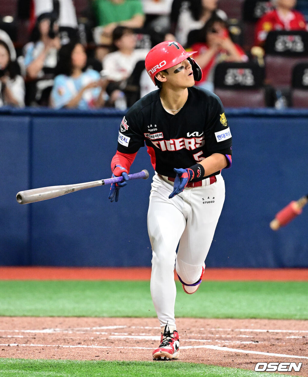 23일 서울 고척스카이돔에서 2026 신한 SOL KBO리그 키움 히어로즈와 KIA 타이거즈의 경기가 열렸다.이날 키움은 전준표, KIA는 제임스 네일을 선발로 내세웠다.3회초 1사에서 KIA 김도영이 중월 솔로포를 날리고 있다. 2026.08.23 / jpnews@osen.co.kr