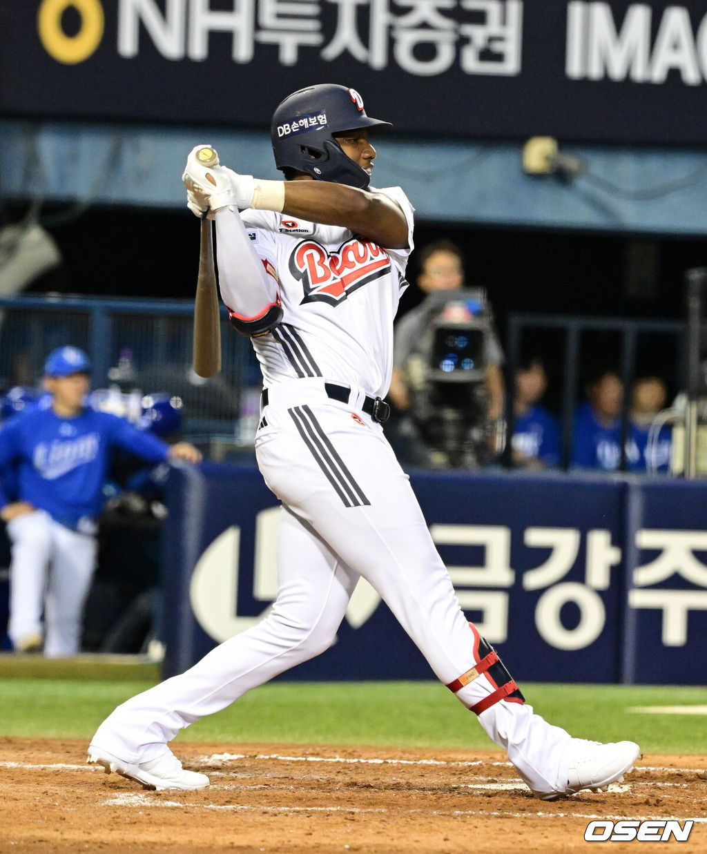 24일 서울 잠실야구장에서 2026 신한 SOL KBO리그 두산 베어스와 삼성 라이온즈의 경기가 열렸다.이날 두산은 최민석, 삼성은 크리스 페덱을 선발로 내세웠다.4회말 1사 1,2루에서 두산 세베리노가 1타점 우전 적시타를 날리고 있다. 2026.07.24 / jpnews@osen.co.kr