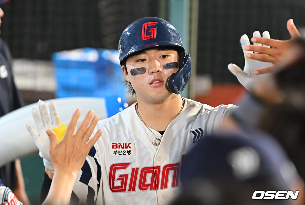 19일 부산 사직야구장에서 2026 신한 SOL KBO 리그 롯데 자이언츠와 키움 히어로즈의 경기가 열렸다. 홈팀 롯데는 로드리게스가, 방문팀 키움은 알칸타라가 선발 출전했다.롯데 자이언츠 손성빈이 9회말 1사 중월 동점 솔로 홈런을 치고 하이파이브를 하고 있다. 2026.08.19 / foto0307@osen.co.kr