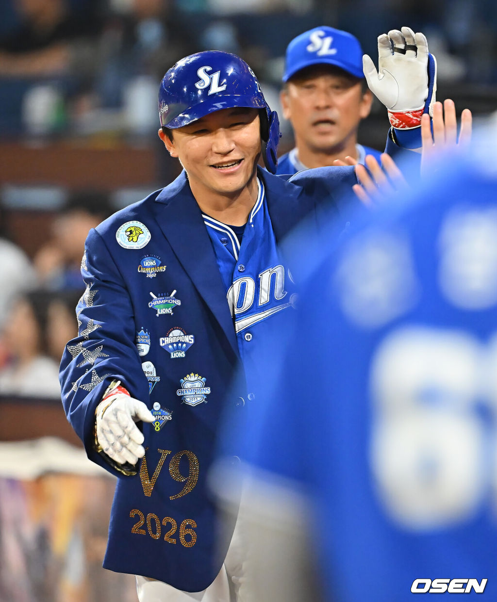 23일 창원NC파크에서 2026 신한 SOL KBO 리그 NC 다이노스와 삼성 라이온즈의 경기가 열렸다. 홈팀 NC는 라일리가, 방문팀 삼성은 페덱이 선발 출전했다. 삼성 라이온즈 박계범이 6회초 좌월 역전 솔로 홈런을 치고 하이파이브를 하고 있다. 2026.08.23 / foto0307@osen.co.kr