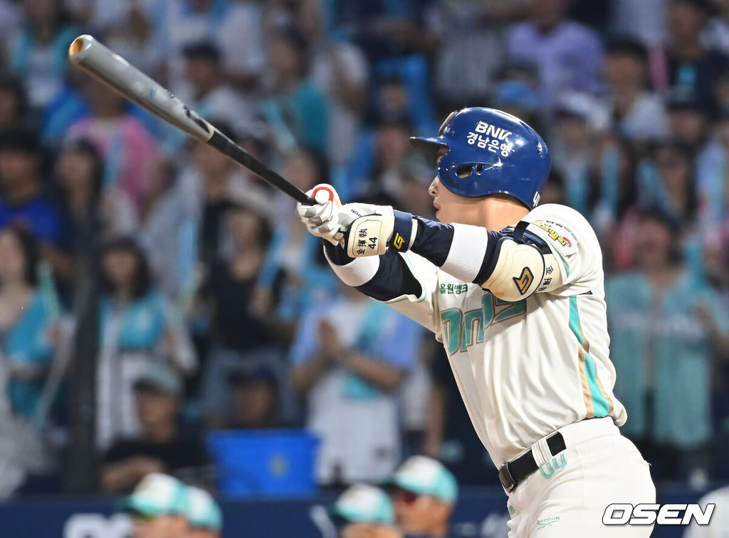 23일 창원NC파크에서 2026 신한 SOL KBO 리그 NC 다이노스와 삼성 라이온즈의 경기가 열렸다. 홈팀 NC는 라일리가, 방문팀 삼성은 페덱이 선발 출전했다. NC 다이노스 김휘집이 1회말 2사 1루 우익수 앞 1타점 안타를 치고 있다. 2026.08.23 / foto0307@osen.co.kr