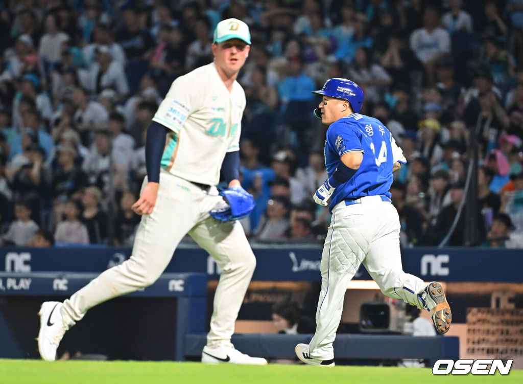 23일 창원NC파크에서 2026 신한 SOL KBO 리그 NC 다이노스와 삼성 라이온즈의 경기가 열렸다. 홈팀 NC는 라일리가, 방문팀 삼성은 페덱이 선발 출전했다. 삼성 라이온즈 최형우가 4회초 무사 1,3루 중견수 희생 플라이를 치고 타구를 지켜보고 있다. 2026.08.23 / foto0307@osen.co.kr