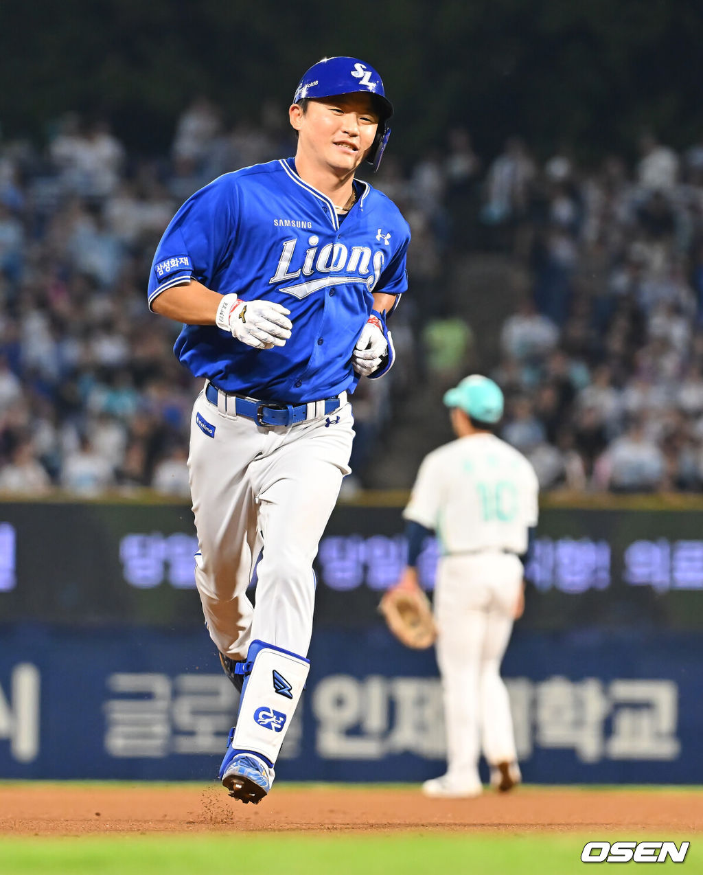 23일 창원NC파크에서 2026 신한 SOL KBO 리그 NC 다이노스와 삼성 라이온즈의 경기가 열렸다. 홈팀 NC는 라일리가, 방문팀 삼성은 페덱이 선발 출전했다. 삼성 라이온즈 박계범이 6회초 좌월 역전 솔로 홈런을 치고 그라운드를 돌고 있다. 2026.08.23 / foto0307@osen.co.kr