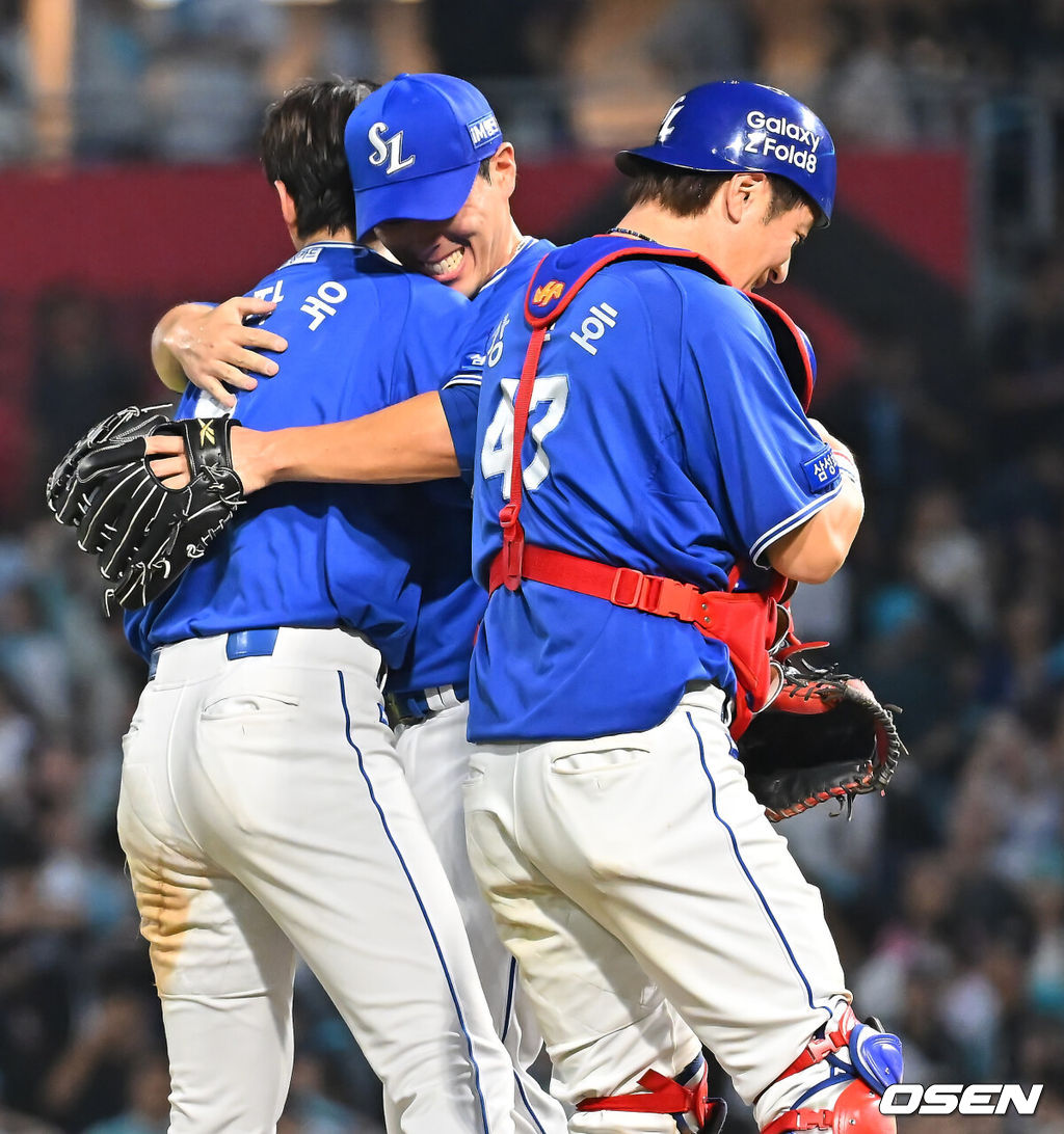 23일 창원NC파크에서 2026 신한 SOL KBO 리그 NC 다이노스와 삼성 라이온즈의 경기가 열렸다. 홈팀 NC는 라일리가, 방문팀 삼성은 페덱이 선발 출전했다. 삼성 라이온즈 김재윤과 강민호가 9회말 2사 2,3루 NC 다이노스 이우성을 좌익수 플라이로 잡고 승리한 후 호수비를 보여준 구자욱과 기쁨을 나누고 있다. 2026.08.23 / foto0307@osen.co.kr