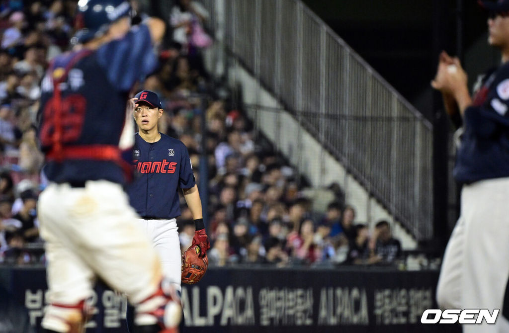 23일 서울 잠실야구장에서 2026 신한 SOL KBO리그 두산 베어스와 롯데 자이언츠의 경기가 열렸다.두산은 곽빈, 롯데는 박세웅이 선발로 나섰다.3회말 1사에서 롯데 박승욱이 두산 박준순 땅볼 때 송구실책으로 출루를 허용한 뒤 미안해하고 있다. 2026.08.23 /cej@osen.co.kr