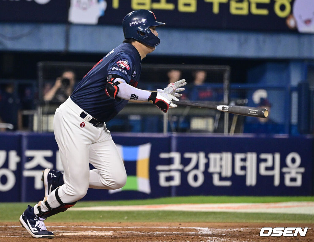 23일 서울 잠실야구장에서 2026 신한 SOL KBO리그 두산 베어스와 롯데 자이언츠의 경기가 열렸다.두산은 곽빈, 롯데는 박세웅이 선발로 나섰다.8회초 1사 1,2루에서 롯데 나승엽이 병살타를 치고 있다.  2026.08.23 /cej@osen.co.kr