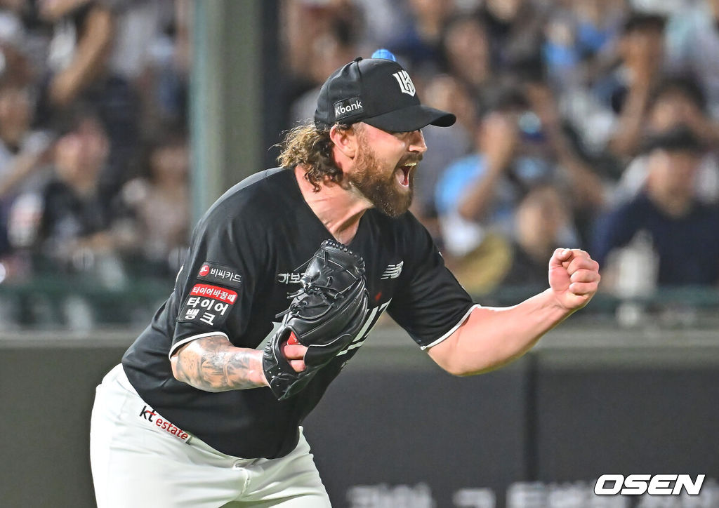 24일 부산 사직야구장에서 2026 신한 SOL KBO 리그 롯데 자이언츠와 KT 위즈의 경기가 열렸다. 홈팀 롯데는 나균안이, 방문팀 KT는 로건이 선발 출전했다.KT 위즈 로건이 5회말 2사 1,2루 롯데 자이언츠 한태양을 2루수 땅볼로 잡고 환호하고 있다. 2026.07.24 / foto0307@osen.co.kr