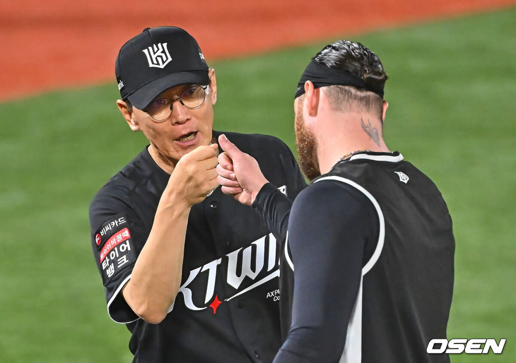 24일 부산 사직야구장에서 2026 신한 SOL KBO 리그 롯데 자이언츠와 KT 위즈의 경기가 열렸다. 홈팀 롯데는 나균안이, 방문팀 KT는 로건이 선발 출전했다.KT 위즈 이강철 감독이 롯데 자이언츠에 5-4로 승리한 후 로건과 하이파이브를 하고 있다. 2026.07.24 / foto0307@osen.co.kr