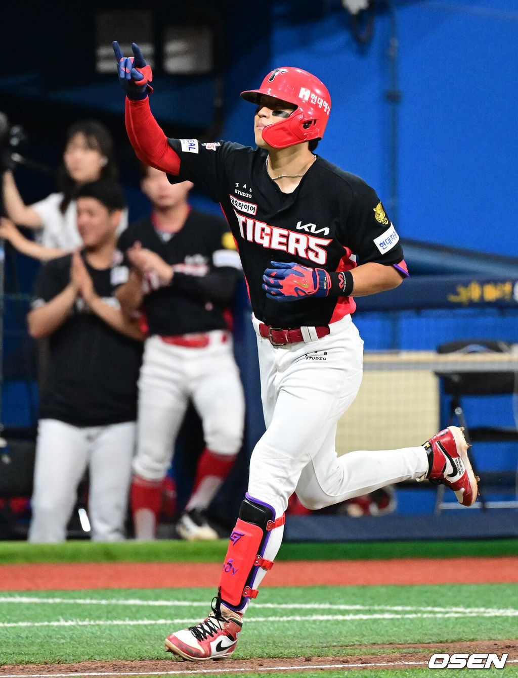 23일 서울 고척스카이돔에서 2026 신한 SOL KBO리그 키움 히어로즈와 KIA 타이거즈의 경기가 열렸다.이날 키움은 전준표, KIA는 제임스 네일을 선발로 내세웠다.3회초 1사에서 KIA 김도영이 중월 솔로포를 날리며 그라운드를 돌고 있다. 2026.08.23 / jpnews@osen.co.kr