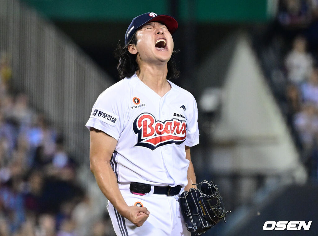 23일 서울 잠실야구장에서 2026 신한 SOL KBO리그 두산 베어스와 롯데 자이언츠의 경기가 열렸다.두산은 곽빈, 롯데는 박세웅이 선발로 나섰다.7회초 무실점으로 이닝을 마친 두산 곽빈이 포효하고 있다. 2026.08.23 /cej@osen.co.kr