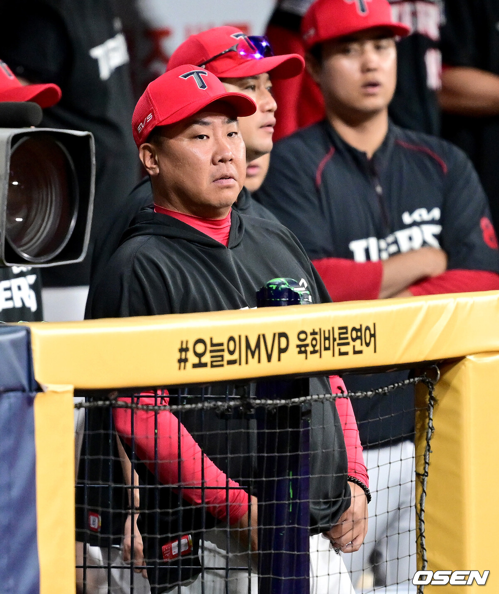 KIA 이범호 감독이 그라운드를 주시하고 있다. 2026.08.22 / dreamer@osen.co.kr