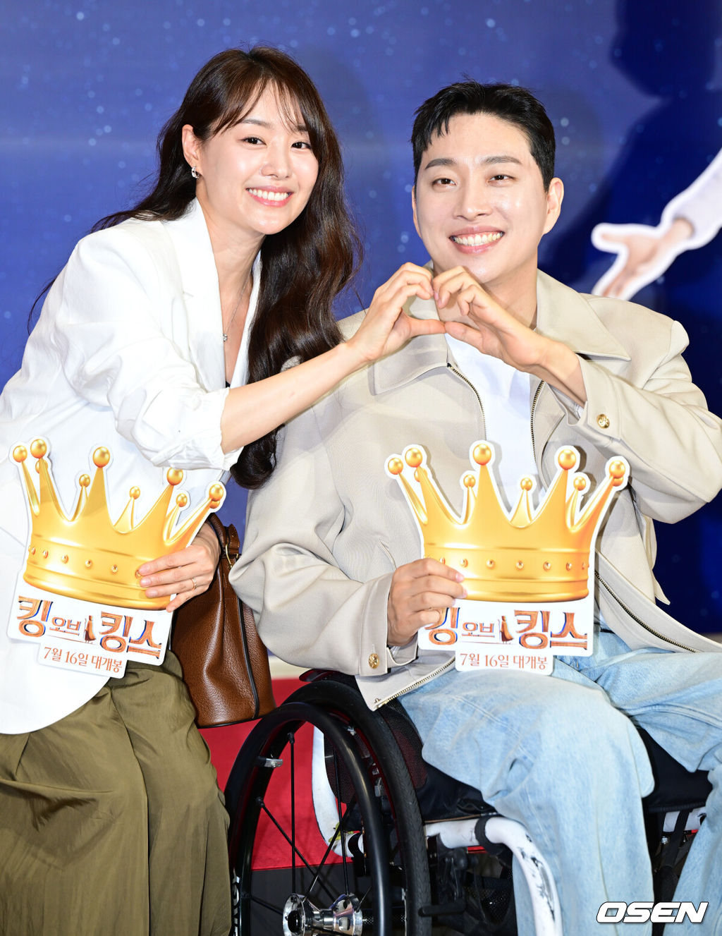 영화 '킹 오브 킹스'(감독 장성호, 제작 모팩스튜디오, 배급 디스테이션, 공동배급 시테스) VIP 포토월 행사가 9일 서울 강남구 메가박스 코엑스에서 열렸다.'킹 오브 킹스'는 이병헌, 진선규, 이하늬, 양동근, 차인표, 권오중, 장광 등 대한민국 대표 배우들이 목소리 연기로 참여한 글로벌 K-애니메이션이다. 한국어 더빙판과 할리우드 배우들이 참여한 자막판은 오는 16일, 전국 극장에서 동시 개봉된다.송지은, 박위 부부가 포즈를 취하고 있다. 2025.07.09 /cej@osen.co.kr