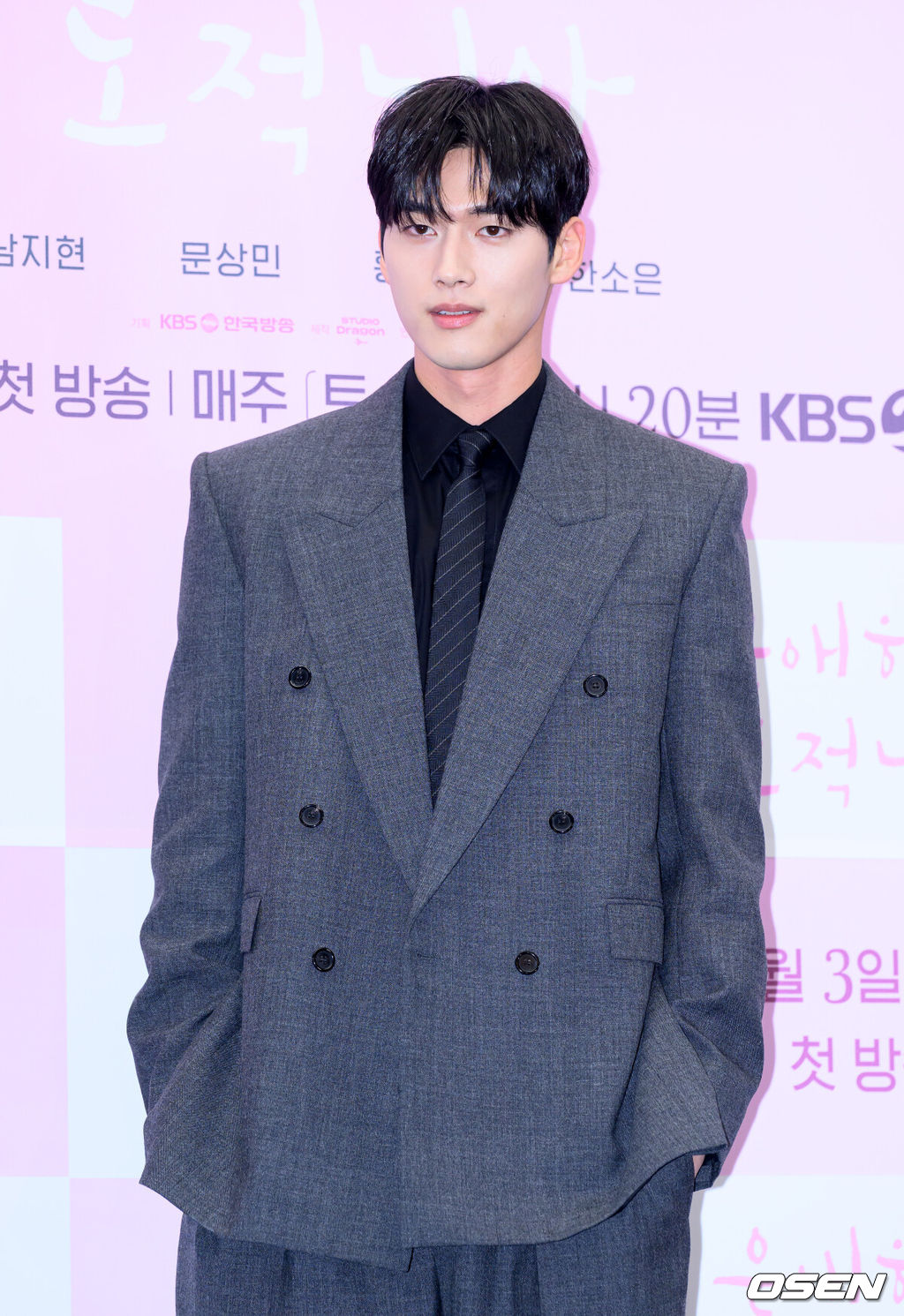 30일 오후 서울 마포구 스탠포드 호텔 서울에서 KBS 2TV 새 토일 미니시리즈 ‘은애하는 도적님아’ 제작발표회가 열렸다.어쩌다 천하제일 도적이 된 여인과 그녀를 쫓던 대군, 두 남녀의 영혼이 바뀌면서 서로를 구원하고 종국엔 백성을 지켜내는 위험하고 위대한 로맨스를 담은 KBS 2TV 새 토일 미니시리즈 ‘은애하는 도적님아’는 오는 2026년 1월 3일(토) 밤 9시 20분에 첫 방송된다.배우 홍민기가 포토타임을 가지고 있다. 2025.12.30 /sunday@osen.co.kr