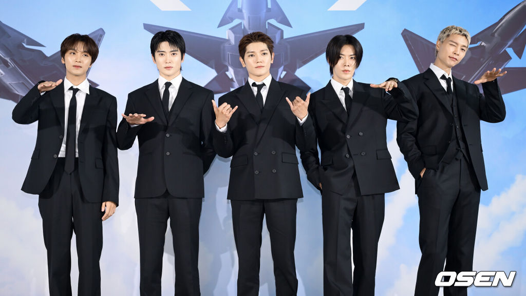 NCT 127 정규 7집 ‘BLINGY(블링이)’ 발매 기념 기자간담회가 24일 서울 송파구 롯데월드타워에서 스카이31 컨벤션 컨퍼런스에서 열렸다.이번 앨범은 타이틀곡 '블링이'를 포함해 NCT 127의 독보적인 음악 세계를 담은 총 9곡으로 구성됐다. 특히 데뷔 10주년을 맞아 함께해 온 여정을 돌아보는 동시에 팀에 대한 자부심과 결속력을 바탕으로 앞으로도 자신들만의 길을 개척해 나가겠다는 굳은 의지를 보여주며, 메인 슬로건 'CALL 127'을 통해 멤버들과 팬들이 다시 하나의 '원팀 (One Team)'으로 집결한다는 메시지를 더욱 선명하게 드러낸다.NCT 127이 포즈를 취하고 있다. 2026.08.24 /cej@osen.co.kr