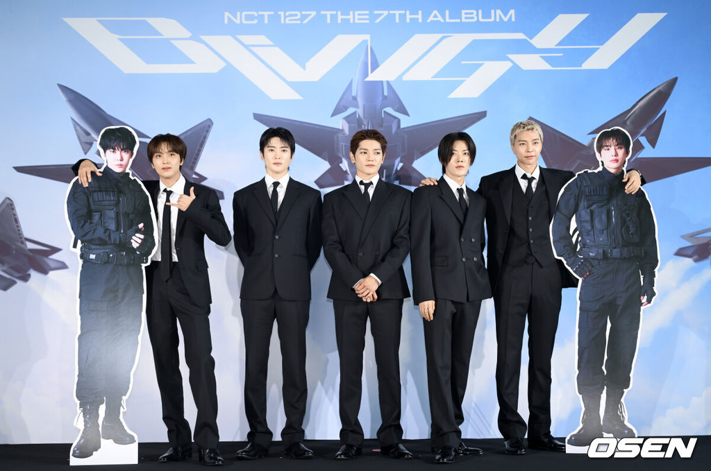 NCT 127 정규 7집 ‘BLINGY(블링이)’ 발매 기념 기자간담회가 24일 서울 송파구 롯데월드타워에서 스카이31 컨벤션 컨퍼런스에서 열렸다.이번 앨범은 타이틀곡 '블링이'를 포함해 NCT 127의 독보적인 음악 세계를 담은 총 9곡으로 구성됐다. 특히 데뷔 10주년을 맞아 함께해 온 여정을 돌아보는 동시에 팀에 대한 자부심과 결속력을 바탕으로 앞으로도 자신들만의 길을 개척해 나가겠다는 굳은 의지를 보여주며, 메인 슬로건 'CALL 127'을 통해 멤버들과 팬들이 다시 하나의 '원팀 (One Team)'으로 집결한다는 메시지를 더욱 선명하게 드러낸다.NCT 127이 포즈를 취하고 있다. 2026.08.24 /cej@osen.co.kr