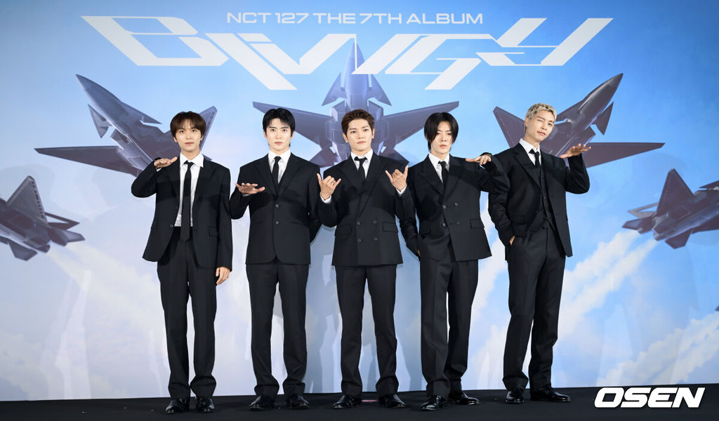NCT 127 정규 7집 ‘BLINGY(블링이)’ 발매 기념 기자간담회가 24일 서울 송파구 롯데월드타워에서 스카이31 컨벤션 컨퍼런스에서 열렸다.이번 앨범은 타이틀곡 '블링이'를 포함해 NCT 127의 독보적인 음악 세계를 담은 총 9곡으로 구성됐다. 특히 데뷔 10주년을 맞아 함께해 온 여정을 돌아보는 동시에 팀에 대한 자부심과 결속력을 바탕으로 앞으로도 자신들만의 길을 개척해 나가겠다는 굳은 의지를 보여주며, 메인 슬로건 'CALL 127'을 통해 멤버들과 팬들이 다시 하나의 '원팀 (One Team)'으로 집결한다는 메시지를 더욱 선명하게 드러낸다.NCT 127이 포즈를 취하고 있다. 2026.08.24 /cej@osen.co.kr