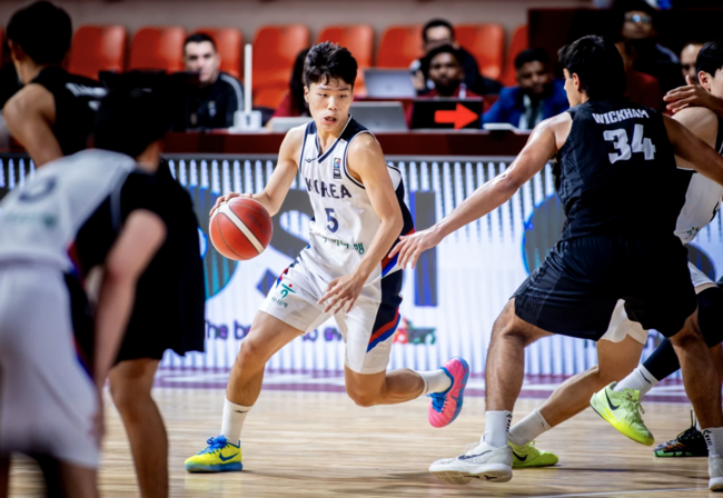 [사진] 대회 베스트5에 선정된 윤지훈 / FIBA