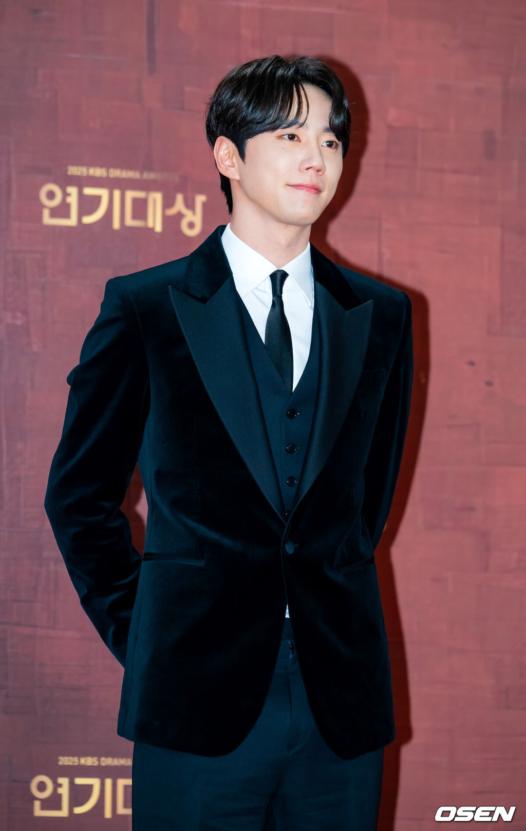 31일 오후 서울 영등포구 여의도 KBS 신관 웨딩홀에서 2025 KBS 연기대상 레드카펫 포토월 행사가 열렸다.이날 오후 7시 10분 생방송으로 진행되는 ‘2025 KBS 연기대상’에서는 미니시리즈, 장편 드라마, 일일드라마 부문별 우수상과 최우수상을 비롯해 베스트 커플상, 인기상, 조연상, 신인상 등 시상이 진행된다.배우 이준영이 무대 위에서 포즈를 취하고 있다. 2025.12.31 /rumi@osen.co.kr