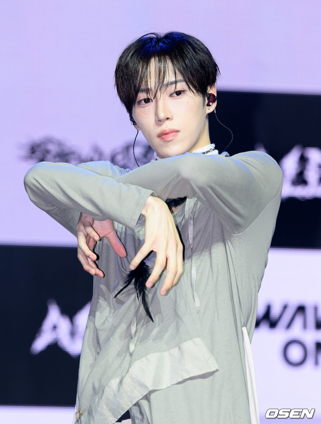 24일 서울 블루스퀘어 SOL트래블홀에서 알파드라이브원 미니 2집 ‘UNBREAKABLE : 少年BEAST’(언브레이커블 : 소년비스트) 미디어 쇼케이스가 열렸다.미니 2집에는 타이틀곡 ‘BORN DIRE’를 포함해 ‘Diamond Hour’(다이아몬드 아워), ‘One More Time’(원 모어 타임), ‘Talk to me’(토크 투 미), ‘OMG!’(오엠지!), ‘Good Life’(굿 라이프), ‘WELCOME home’(웰컴 홈) 총 7곡이 수록돼, 강렬한 에너지부터 섬세한 감성까지 알파드라이브원만의 다채로운 음악적 색깔과 매력을 담아냈다.알파드라이브원 아르노가 포토타임을 가지고 있다. 2026.08.24 /sunday@osen.co.kr