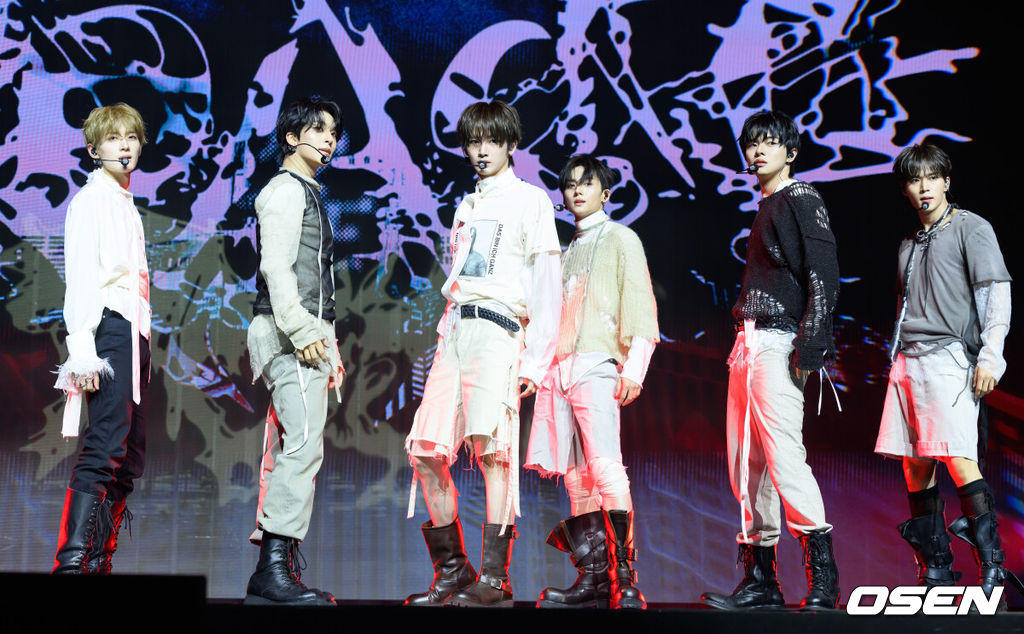 24일 서울 블루스퀘어 SOL트래블홀에서 알파드라이브원 미니 2집 ‘UNBREAKABLE : 少年BEAST’(언브레이커블 : 소년비스트) 미디어 쇼케이스가 열렸다.미니 2집에는 타이틀곡 ‘BORN DIRE’를 포함해 ‘Diamond Hour’(다이아몬드 아워), ‘One More Time’(원 모어 타임), ‘Talk to me’(토크 투 미), ‘OMG!’(오엠지!), ‘Good Life’(굿 라이프), ‘WELCOME home’(웰컴 홈) 총 7곡이 수록돼, 강렬한 에너지부터 섬세한 감성까지 알파드라이브원만의 다채로운 음악적 색깔과 매력을 담아냈다.알파드라이브원이 신곡 무대를 선보이고 있다. 2026.08.24 /sunday@osen.co.kr