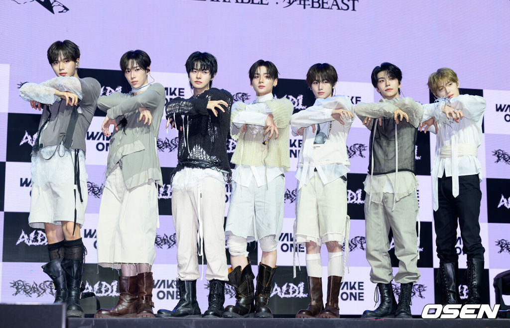 24일 서울 블루스퀘어 SOL트래블홀에서 알파드라이브원 미니 2집 ‘UNBREAKABLE : 少年BEAST’(언브레이커블 : 소년비스트) 미디어 쇼케이스가 열렸다.미니 2집에는 타이틀곡 ‘BORN DIRE’를 포함해 ‘Diamond Hour’(다이아몬드 아워), ‘One More Time’(원 모어 타임), ‘Talk to me’(토크 투 미), ‘OMG!’(오엠지!), ‘Good Life’(굿 라이프), ‘WELCOME home’(웰컴 홈) 총 7곡이 수록돼, 강렬한 에너지부터 섬세한 감성까지 알파드라이브원만의 다채로운 음악적 색깔과 매력을 담아냈다.알파드라이브원이 포토타임을 가지고 있다. 2026.08.24 /sunday@osen.co.kr