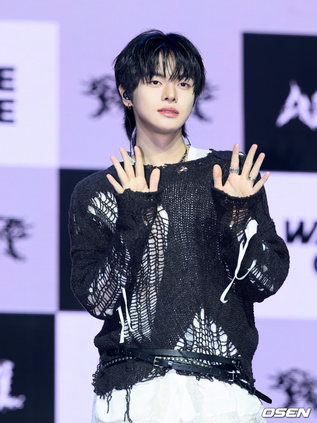 24일 서울 블루스퀘어 SOL트래블홀에서 알파드라이브원 미니 2집 ‘UNBREAKABLE : 少年BEAST’(언브레이커블 : 소년비스트) 미디어 쇼케이스가 열렸다.미니 2집에는 타이틀곡 ‘BORN DIRE’를 포함해 ‘Diamond Hour’(다이아몬드 아워), ‘One More Time’(원 모어 타임), ‘Talk to me’(토크 투 미), ‘OMG!’(오엠지!), ‘Good Life’(굿 라이프), ‘WELCOME home’(웰컴 홈) 총 7곡이 수록돼, 강렬한 에너지부터 섬세한 감성까지 알파드라이브원만의 다채로운 음악적 색깔과 매력을 담아냈다.알파드라이브원 리오가 포토타임을 가지고 있다. 2026.08.24 /sunday@osen.co.kr