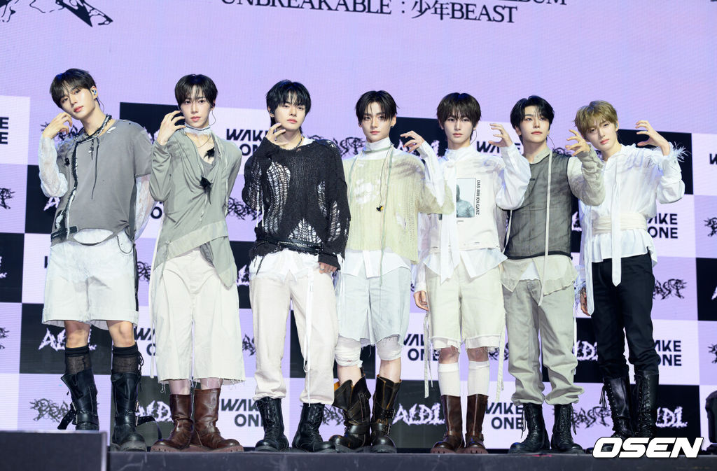 24일 서울 블루스퀘어 SOL트래블홀에서 알파드라이브원 미니 2집 ‘UNBREAKABLE : 少年BEAST’(언브레이커블 : 소년비스트) 미디어 쇼케이스가 열렸다.미니 2집에는 타이틀곡 ‘BORN DIRE’를 포함해 ‘Diamond Hour’(다이아몬드 아워), ‘One More Time’(원 모어 타임), ‘Talk to me’(토크 투 미), ‘OMG!’(오엠지!), ‘Good Life’(굿 라이프), ‘WELCOME home’(웰컴 홈) 총 7곡이 수록돼, 강렬한 에너지부터 섬세한 감성까지 알파드라이브원만의 다채로운 음악적 색깔과 매력을 담아냈다.알파드라이브원이 포토타임을 가지고 있다. 2026.08.24 /sunday@osen.co.kr