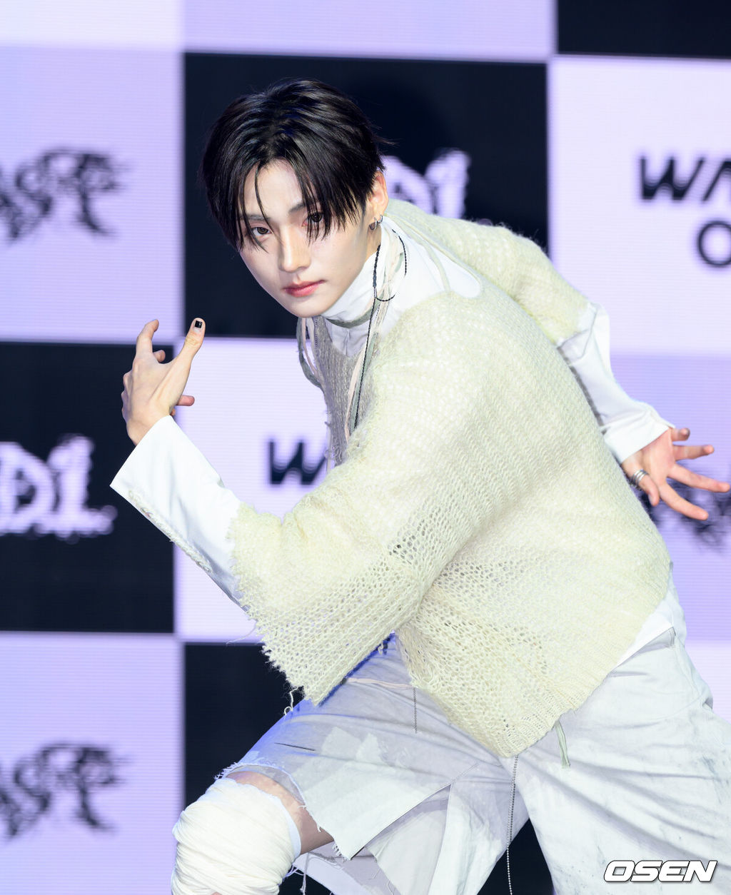 24일 서울 블루스퀘어 SOL트래블홀에서 알파드라이브원 미니 2집 ‘UNBREAKABLE : 少年BEAST’(언브레이커블 : 소년비스트) 미디어 쇼케이스가 열렸다.미니 2집에는 타이틀곡 ‘BORN DIRE’를 포함해 ‘Diamond Hour’(다이아몬드 아워), ‘One More Time’(원 모어 타임), ‘Talk to me’(토크 투 미), ‘OMG!’(오엠지!), ‘Good Life’(굿 라이프), ‘WELCOME home’(웰컴 홈) 총 7곡이 수록돼, 강렬한 에너지부터 섬세한 감성까지 알파드라이브원만의 다채로운 음악적 색깔과 매력을 담아냈다.알파드라이브원 상원이 포토타임을 가지고 있다. 2026.08.24 /sunday@osen.co.kr