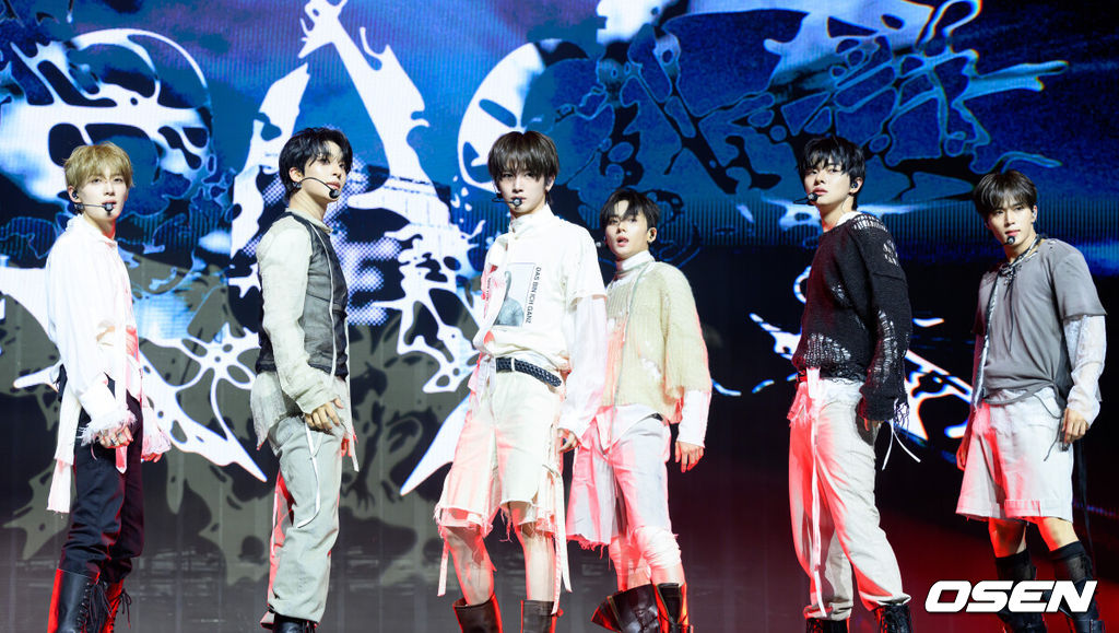 24일 서울 블루스퀘어 SOL트래블홀에서 알파드라이브원 미니 2집 ‘UNBREAKABLE : 少年BEAST’(언브레이커블 : 소년비스트) 미디어 쇼케이스가 열렸다.미니 2집에는 타이틀곡 ‘BORN DIRE’를 포함해 ‘Diamond Hour’(다이아몬드 아워), ‘One More Time’(원 모어 타임), ‘Talk to me’(토크 투 미), ‘OMG!’(오엠지!), ‘Good Life’(굿 라이프), ‘WELCOME home’(웰컴 홈) 총 7곡이 수록돼, 강렬한 에너지부터 섬세한 감성까지 알파드라이브원만의 다채로운 음악적 색깔과 매력을 담아냈다.알파드라이브원이 포토타임을 가지고 있다. 2026.08.24 /sunday@osen.co.kr