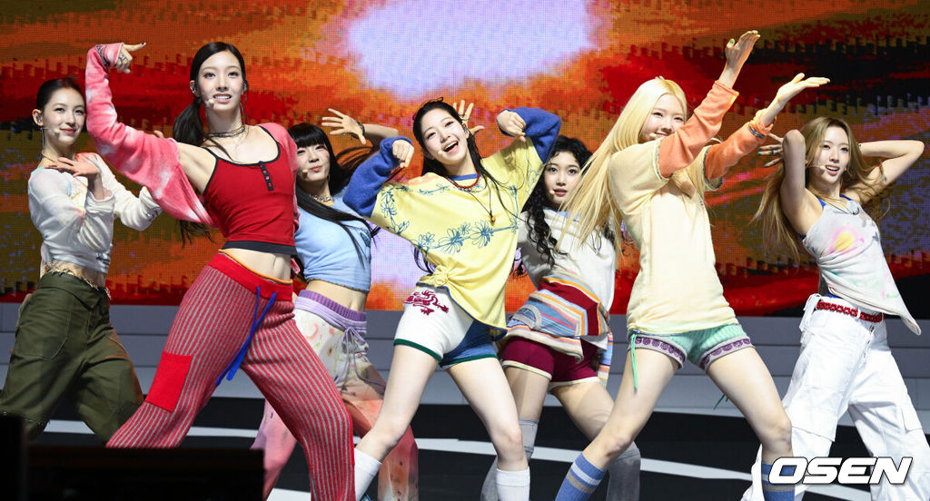 하이브 새 걸그룹 튜이드(서희, 서연, 엘레나, 지아, 사키, 세아, 이하늬)의 미니 1집 ‘TUNE & PLAY’(튠 앤드 플레이) 발매 및 데뷔 쇼케이스가 24일 서울 광진구 예스24 라이브홀에서 열렸다.튜이드는 오는 24일 오후 6시 첫 번째 미니 앨범 'TUNE & PLAY'를 각 음악 사이트에 발매한다. 'TUNE & PLAY'에는 타이틀곡 'SUN KISS(선 키스)'를 비롯해 'ABD(에이비디)', 'Echo(에코)', 'Flip-Flop Girl(플립-플롭 걸)', 'GRLS(걸스)'가 수록된다.튜이드가 데뷔 무대를 선보이고 있다. 2026.08.24 /cej@osen.co.kr