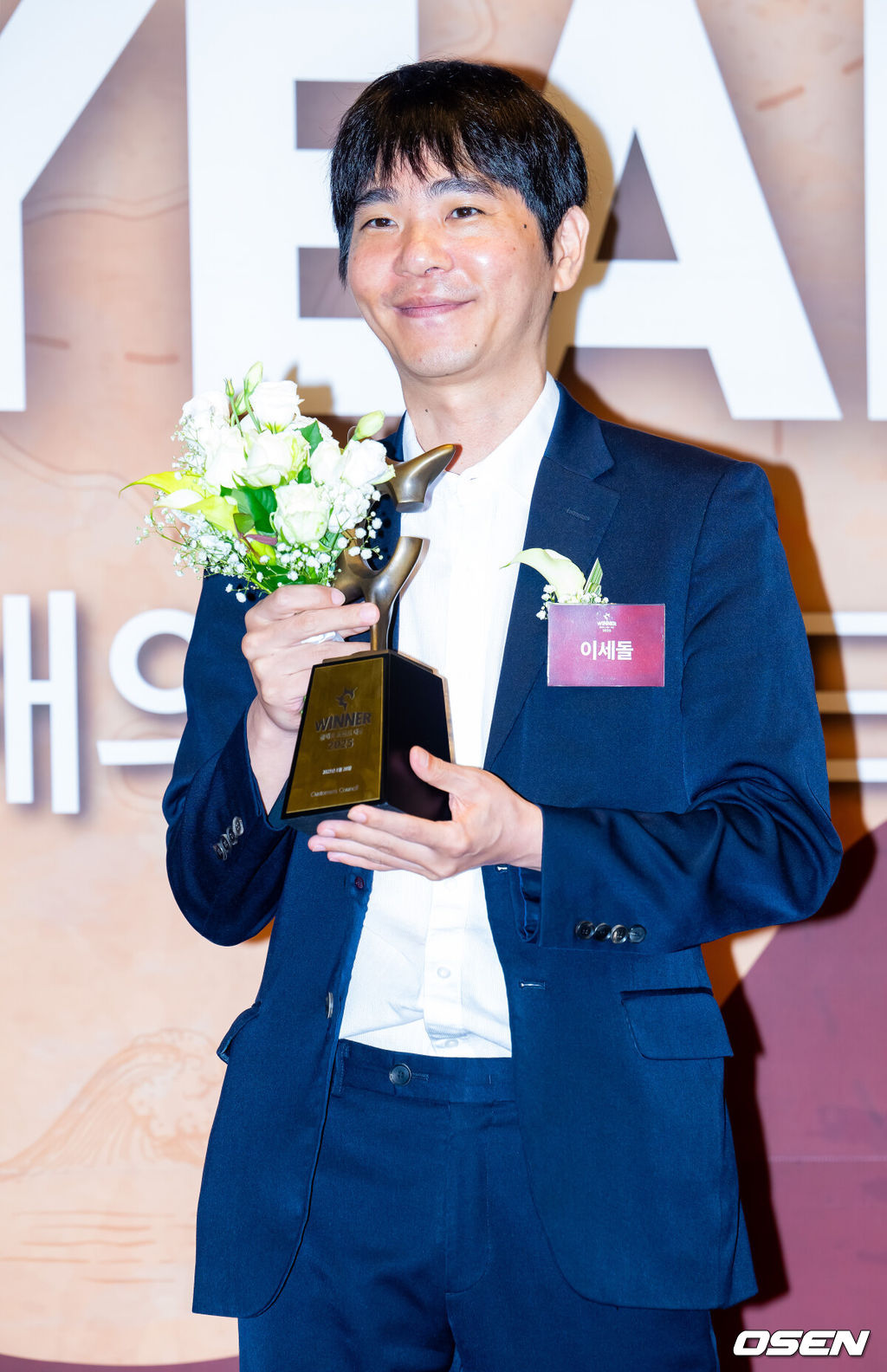 28일 오전 서울 중구 신라호텔 다이너스티홀에서 ‘2025 올해의 브랜드 대상' 포토월 행사가 열렸다.‘올해의 브랜드 대상’은 매년 대국민 소비자 투표를 통해 한 해를 빛낸 브랜드를 시상하는 국내 최대 규모의 브랜드어워드다. 전 바둑기사 이세돌이 포즈를 취하고 있다. 2025.08.28 / rumi@osen.co.kr