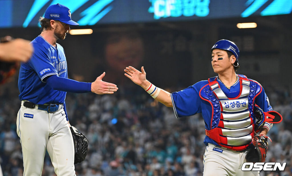 23일 창원NC파크에서 2026 신한 SOL KBO 리그 NC 다이노스와 삼성 라이온즈의 경기가 열렸다. 홈팀 NC는 라일리가, 방문팀 삼성은 페덱이 선발 출전했다. 삼성 라이온즈 페덱이 8회말 2사 NC 다이노스 김주원을 유격수 직선타로 잡고 강민호와 하이파이브를 하고 있다. 2026.08.23 / foto0307@osen.co.kr