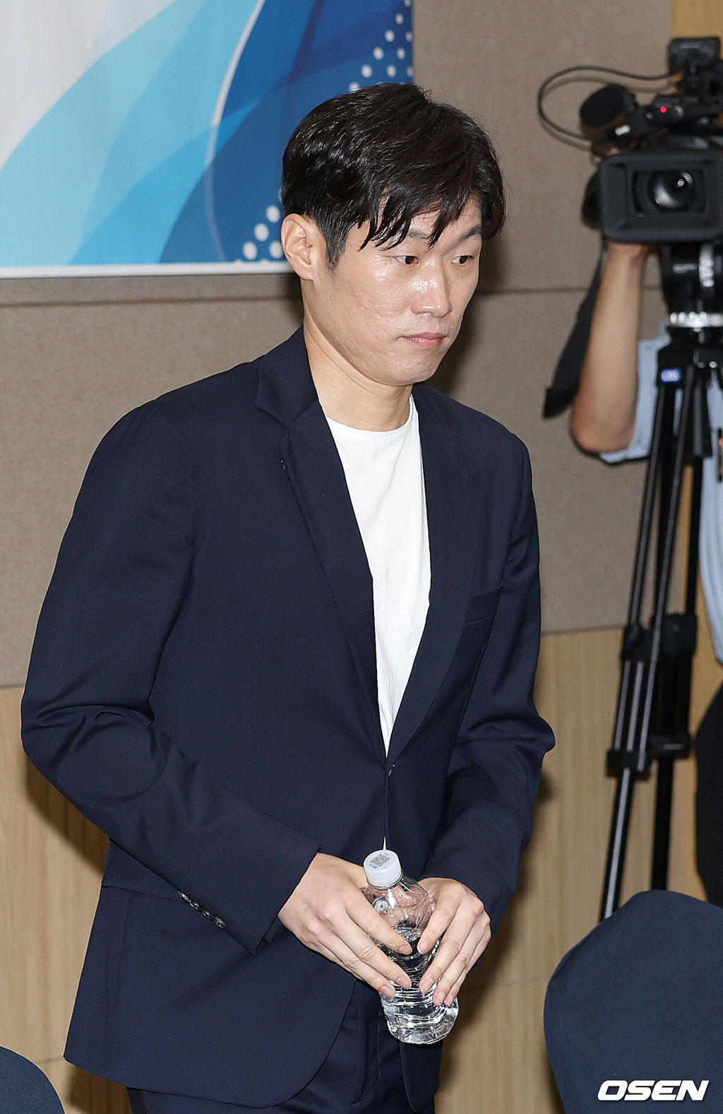 6일 오후 서울 올림픽파크텔에서 K-축구 혁신위원회 출범식이 열렸다.최휘영 문체부 장관과 박지성 FIFA 위원이 공동위원장을 맡고 축구·체육계 인사들이 참여하는 혁신위원회는 한국 축구의 구조적 문제를 진단하고 거버넌스 개선, 유소년 육성, 첨단 기술 도입 등 중장기 발전 방안을 마련할 계획이다.박지성 공동위원장이 참석하고 있다. 2026.07.06 /sunday@osen.co.kr