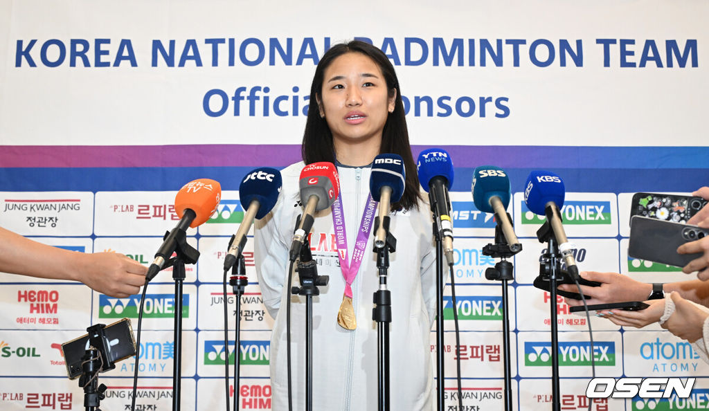 2026 세계배드민턴연맹(BWF) 세계선수권대회를 마친 대한민국 배드민턴 대표팀이 25일 인천국제공항을 통해 귀국했다.대표팀은 세계선수권대회에서 금메달 2개와 동메달 1개를 수확하며 종합 1위에 올랐다.여자 단식에서 금메달을 딴 안세영이 취재진의 질문을 듣고 있다. 2026.08.25 /cej@osen.co.kr