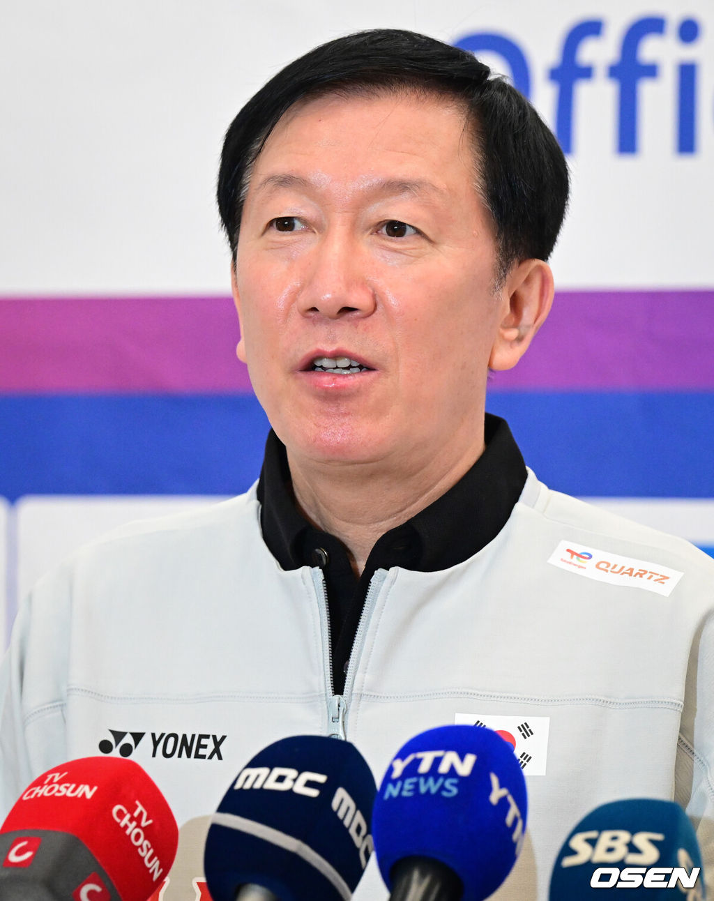 2026 세계배드민턴연맹(BWF) 세계선수권대회를 마친 대한민국 배드민턴 대표팀이 25일 인천국제공항을 통해 귀국했다.대표팀은 세계선수권대회에서 금메달 2개와 동메달 1개를 수확하며 종합 1위에 올랐다.박주봉 감독이 취재진과 인터뷰를 하고 있다. 2026.08.25 /cej@osen.co.kr