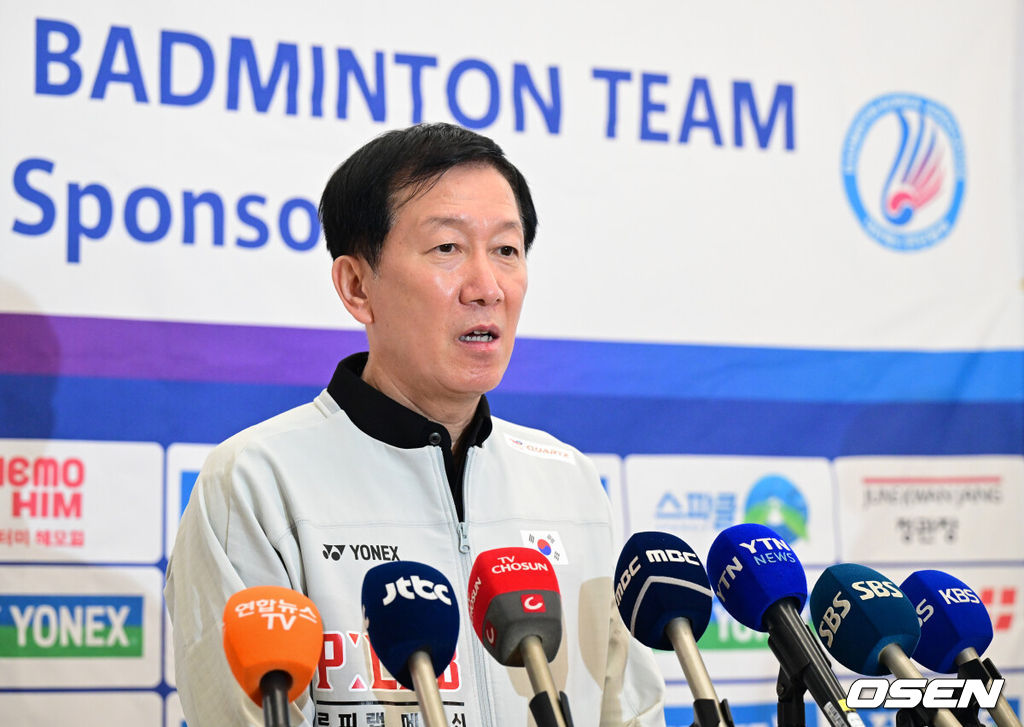 2026 세계배드민턴연맹(BWF) 세계선수권대회를 마친 대한민국 배드민턴 대표팀이 25일 인천국제공항을 통해 귀국했다.대표팀은 세계선수권대회에서 금메달 2개와 동메달 1개를 수확하며 종합 1위에 올랐다.박주봉 감독이 취재진과 인터뷰를 하고 있다. 2026.08.25 /cej@osen.co.kr