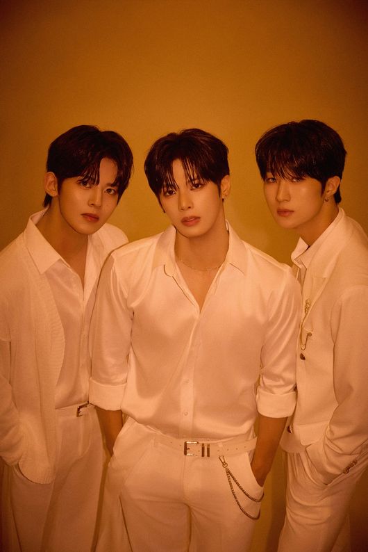 엠오엠엔터테인먼트 제공